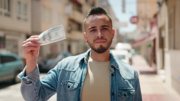 Νεαρός Ισπανός Που Σπάει Δολάρια Στο Δρόμο — Αρχείο Βίντεο