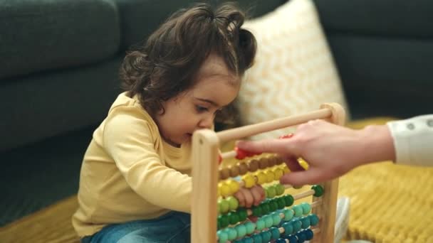 Imádnivaló Spanyol Lány Játszik Abacus Kanapén Otthon — Stock videók