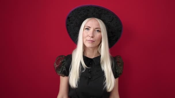 Jonge Blonde Vrouw Dragen Heks Kostuum Doen Komende Gebaar Geïsoleerde — Stockvideo
