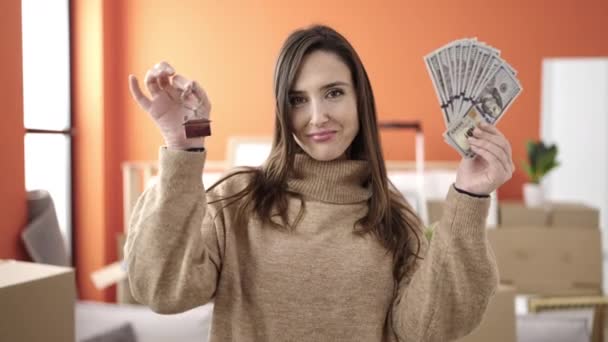 Hermosa Mujer Hispana Sonriendo Confiada Sosteniendo Dinero Llaves Nuevo Hogar — Vídeos de Stock