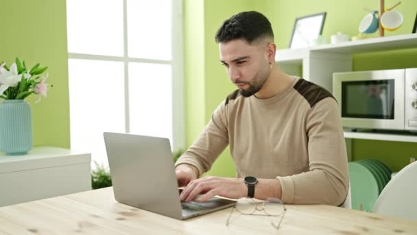 Jonge Arabier Man Met Laptop Dragen Van Een Bril Thuis — Stockvideo