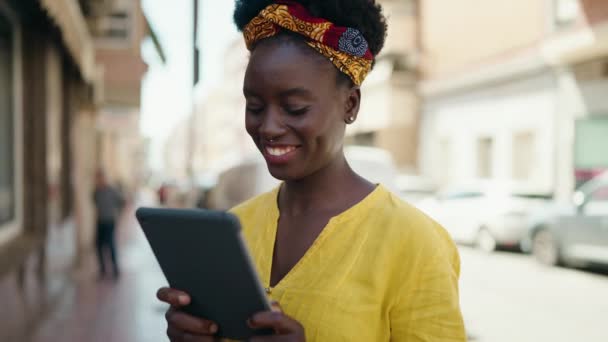 Młoda Afrykanka Uśmiecha Się Pewnie Używając Touchpada Ulicy — Wideo stockowe
