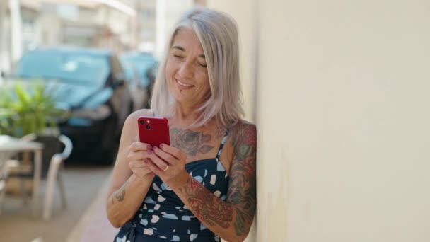 Middle Age Grey Haired Woman Smiling Confident Using Smartphone Street — Video Stock