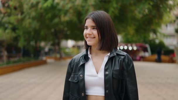 Молода Іспаномовна Жінка Посміхається Впевнено Стоячи Парку — стокове відео