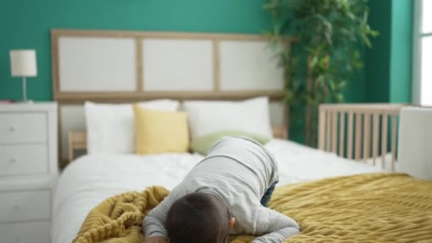 Bedårande Hispanic Barn Ler Säker Hoppning Sängen Sovrummet — Stockvideo