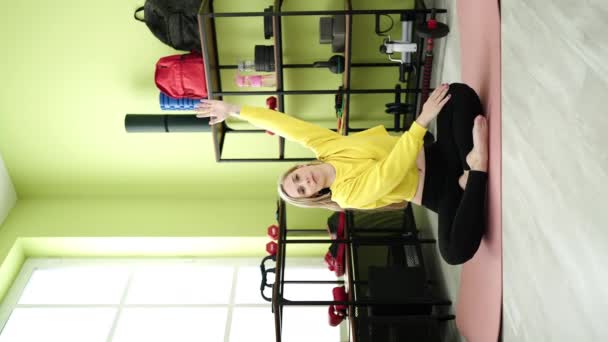 Genç Sarışın Kadın Spor Merkezinde Yoga Egzersizi Yapıyor — Stok video