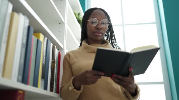 Mulher Africana Lendo Livro Universidade Biblioteca — Vídeo de Stock