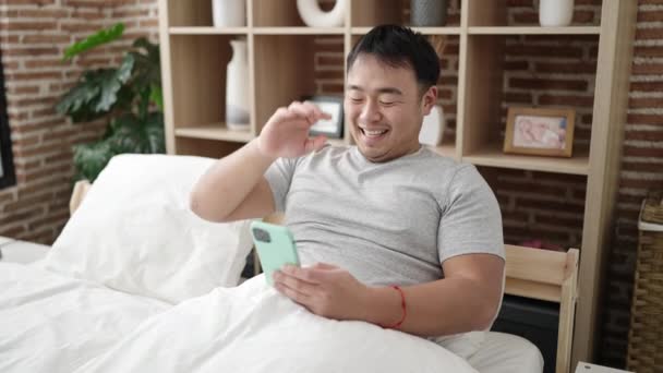 Fiatal Kínai Férfi Videóhívás Ágyon Hálószobában — Stock videók