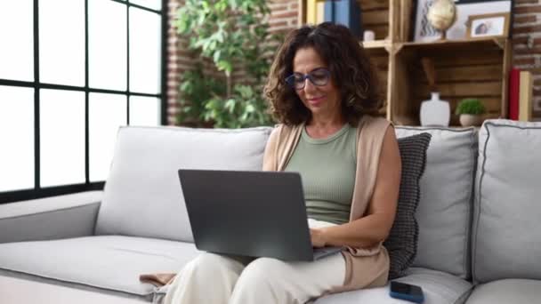 Middle Age Hispanic Woman Using Laptop Sitting Sofa — Video