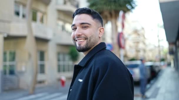 Mladý Arabský Muž Usměvavý Sebevědomě Stojí Ulici — Stock video