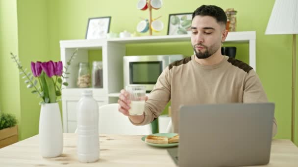 Hombre Árabe Joven Usando Portátil Desayunando Casa — Vídeos de Stock