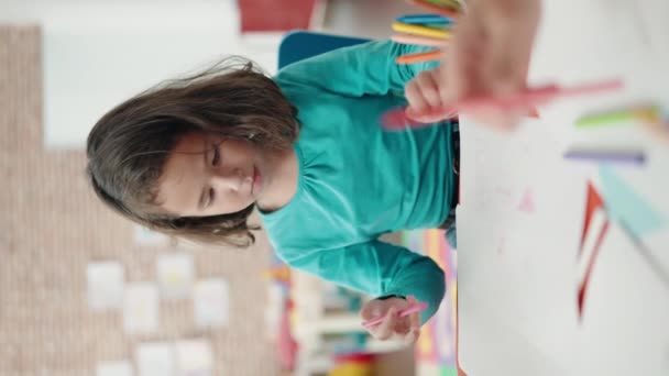 Adorable Chinese Girl Preschool Student Sitting Table Drawing Paper Kindergarten — Vídeo de stock