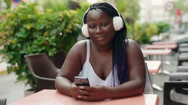 Afrikaans Amerikaanse Vrouw Luisteren Naar Muziek Zitten Tafel Bij Coffeeshop — Stockvideo