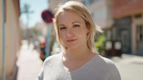 Ung Blond Kvinna Ler Säker Stående Gatan — Stockvideo
