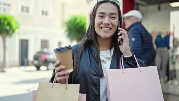 Jonge Mooie Spaanse Vrouw Praten Smartphone Met Winkeltassen Koffie Straat — Stockvideo