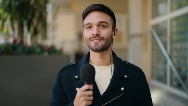 Jovem Repórter Hispânico Trabalhando Usando Microfone Rua — Vídeo de Stock