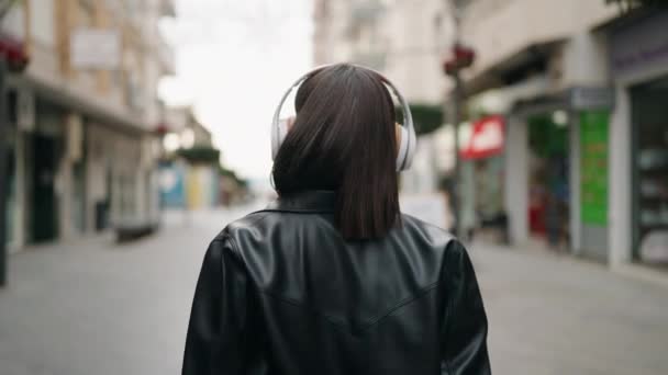 Młoda Latynoska Kobieta Widoku Tyłu Słucha Muzyki Ulicy — Wideo stockowe