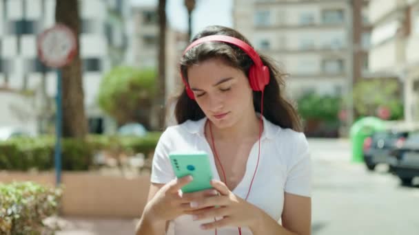 Молода Іспаномовна Жінка Слухає Музику Йде Вулиці — стокове відео