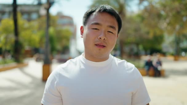 Молодой Китаец Уверенно Улыбается Выступая Парке — стоковое видео