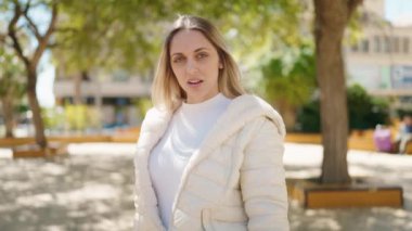 Parkta kendine güvenen genç bir kadın.