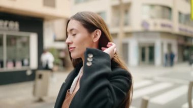 Sokakta kendine gülen genç İspanyol kadın.