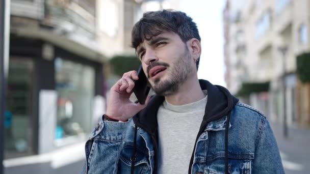 Молодой Латиноамериканец Говорит Телефону Улице — стоковое видео