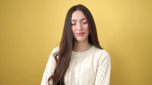 Jovem Bela Mulher Hispânica Sorrindo Confiante Fazendo Gesto Beijo Com — Vídeo de Stock