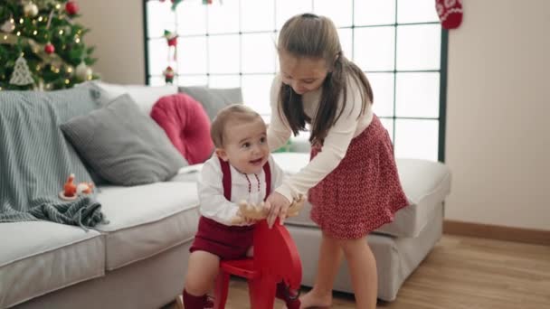 Bruder Und Schwester Spielen Mit Rentieren Die Hause Weihnachtsbaum Schaukeln — Stockvideo