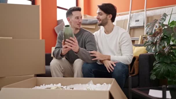 Dwóch Mężczyzn Rozpakowuje Kartonowe Pudełko Nowym Domu — Wideo stockowe