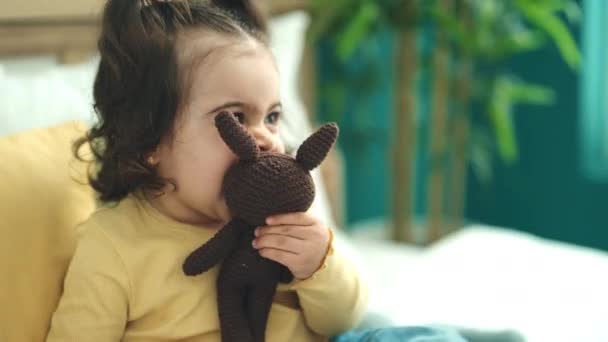 Gadis Hispanik Manis Bermain Dengan Boneka Duduk Tempat Tidur Kamar — Stok Video