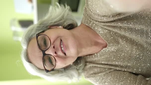 Midaldrende Kvinde Med Gråt Hår Med Videoopkald Sidder Bordet Derhjemme – Stock-video