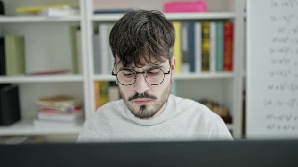 Νεαρός Ισπανός Φοιτητής Που Χρησιμοποιεί Υπολογιστή Ταραγμένη Έκφραση Στην Τάξη — Αρχείο Βίντεο