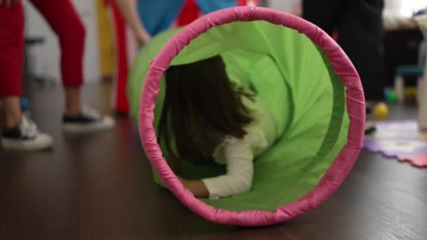 유치원에서 게임을 스러운 소녀와 — 비디오