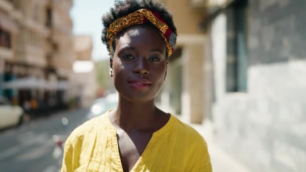 Młoda Afroamerykanka Uśmiecha Się Pewnie Stojąc Ulicy — Wideo stockowe