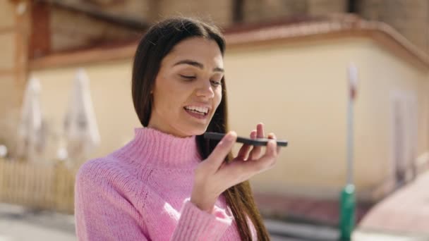 Mujer Hispana Joven Sonriendo Confiada Hablando Teléfono Inteligente Calle — Vídeo de stock