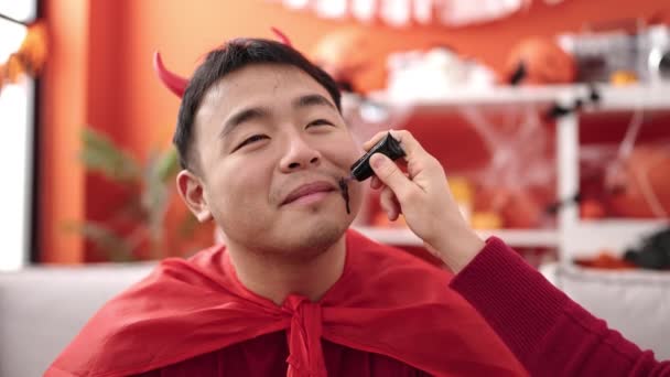 Νεαρός Κινέζος Που Φοράει Στολή Διαβόλου Κοιτάζει Τον Καθρέφτη Στο — Αρχείο Βίντεο