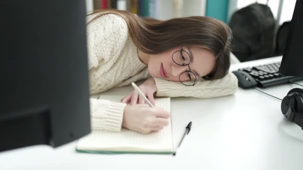 Jovem Bela Mulher Hispânica Estudante Cansado Escrevendo Notebook Universidade Biblioteca — Vídeo de Stock