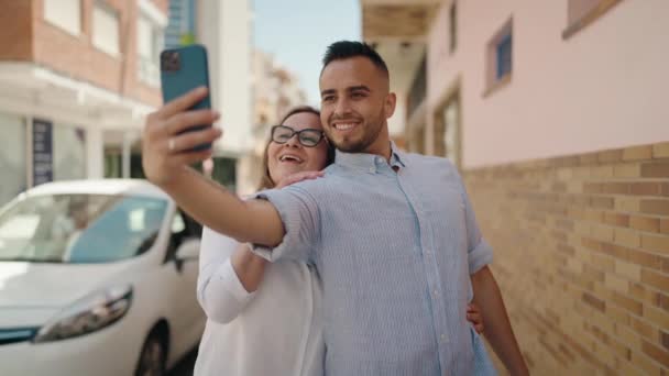 Homme Femme Mère Fille Faire Selfie Par Smartphone Rue — Video