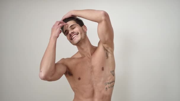 Genç Spanyol Adam Gülümsüyor Kendine Güveni Tam Saçlarını Tarıyor — Stok video