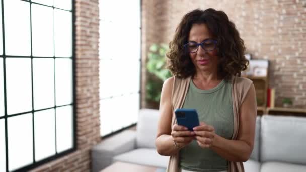 Střední Věk Hispánská Žena Pomocí Smartphonu — Stock video