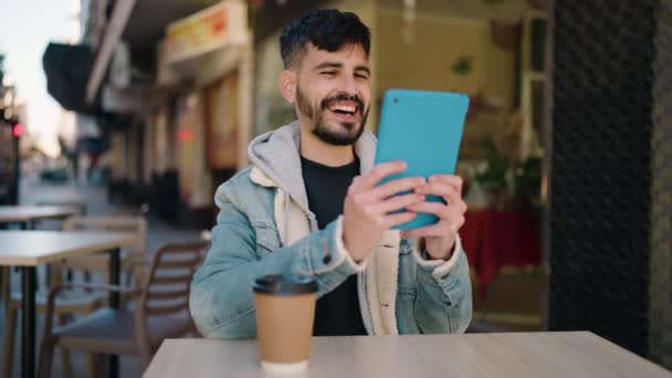 Fiatal Spanyol Férfi Videohívással Asztalon Kávézó Teraszán — Stock videók