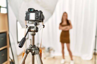 Beyaz kadın modelin fotoğraf stüdyosu var.