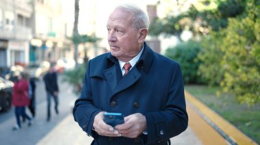 Parktaki akıllı telefonu kullanarak üstad