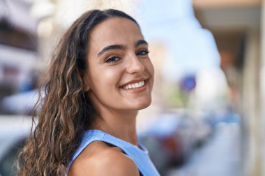 Sokakta kendine güvenen güzel İspanyol bir kadın.