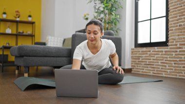 Genç ve güzel İspanyol kadın evde online eğitim alıyor.