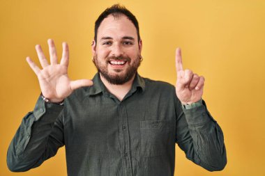 Ayrıca sarı arka planda duran sakallı İspanyol adam altı numaralı parmaklarıyla gülümseyerek kendinden emin ve mutlu görünüyor.. 