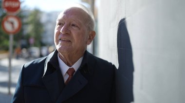 Son sınıf öğrencisi sokakta kendinden emin gülümsüyor.