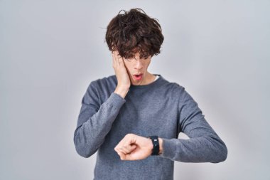 Tecrit edilmiş bir geçmişin başında duran genç adam saatin saatine bakıyor endişeli, geç kalmaktan korkuyor. 