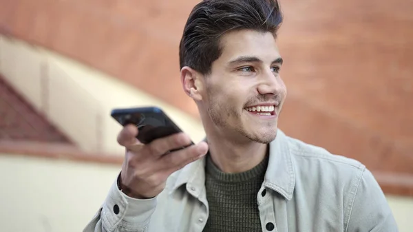 Joven Hombre Hispano Sonriendo Confiado Enviando Mensaje Voz Por Teléfono —  Fotos de Stock