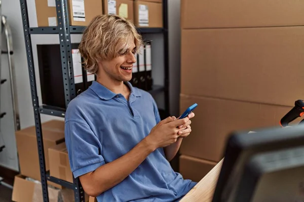 Jonge Blonde Man Commerce Zakelijke Werknemer Met Behulp Van Smartphone — Stockfoto